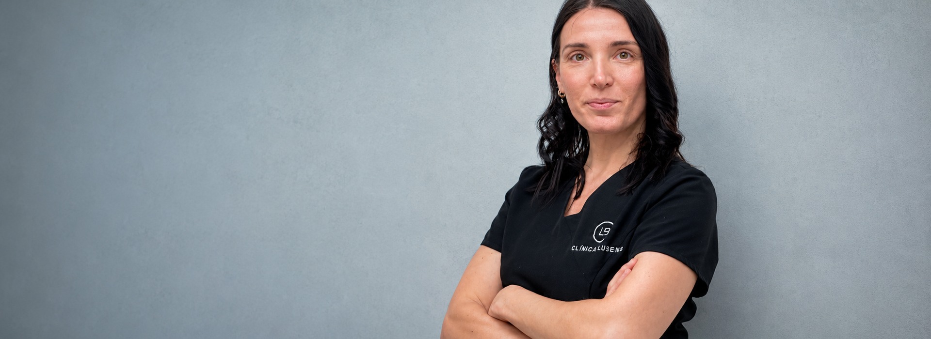 Miembro del equipo de Clínica Lubens con el uniforme de la clínica