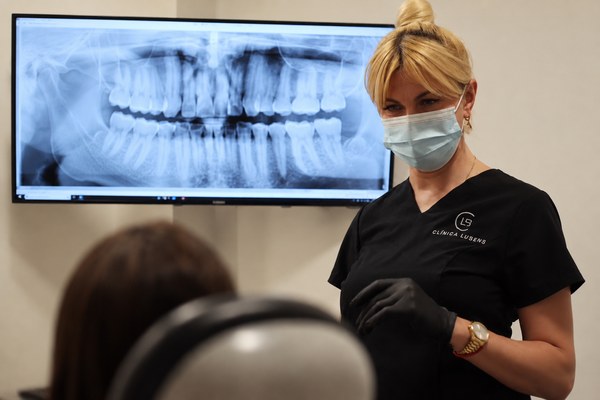 Odontóloga explicando una radiografía dental a una paciente en Clínica Lubens