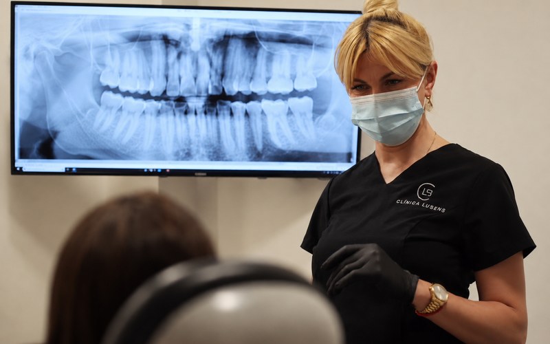 Odontóloga explicando una radiografía dental a una paciente en Clínica Lubens