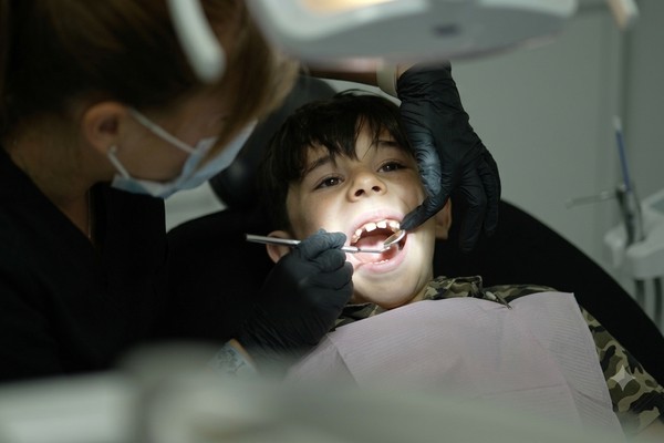 Odontóloga revisando la dentadura de un niño en Clínica Lubens